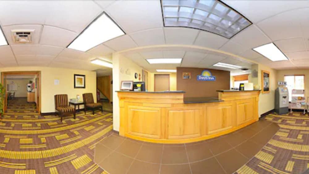 Days Inn By Wyndham Bismarck Exterior photo