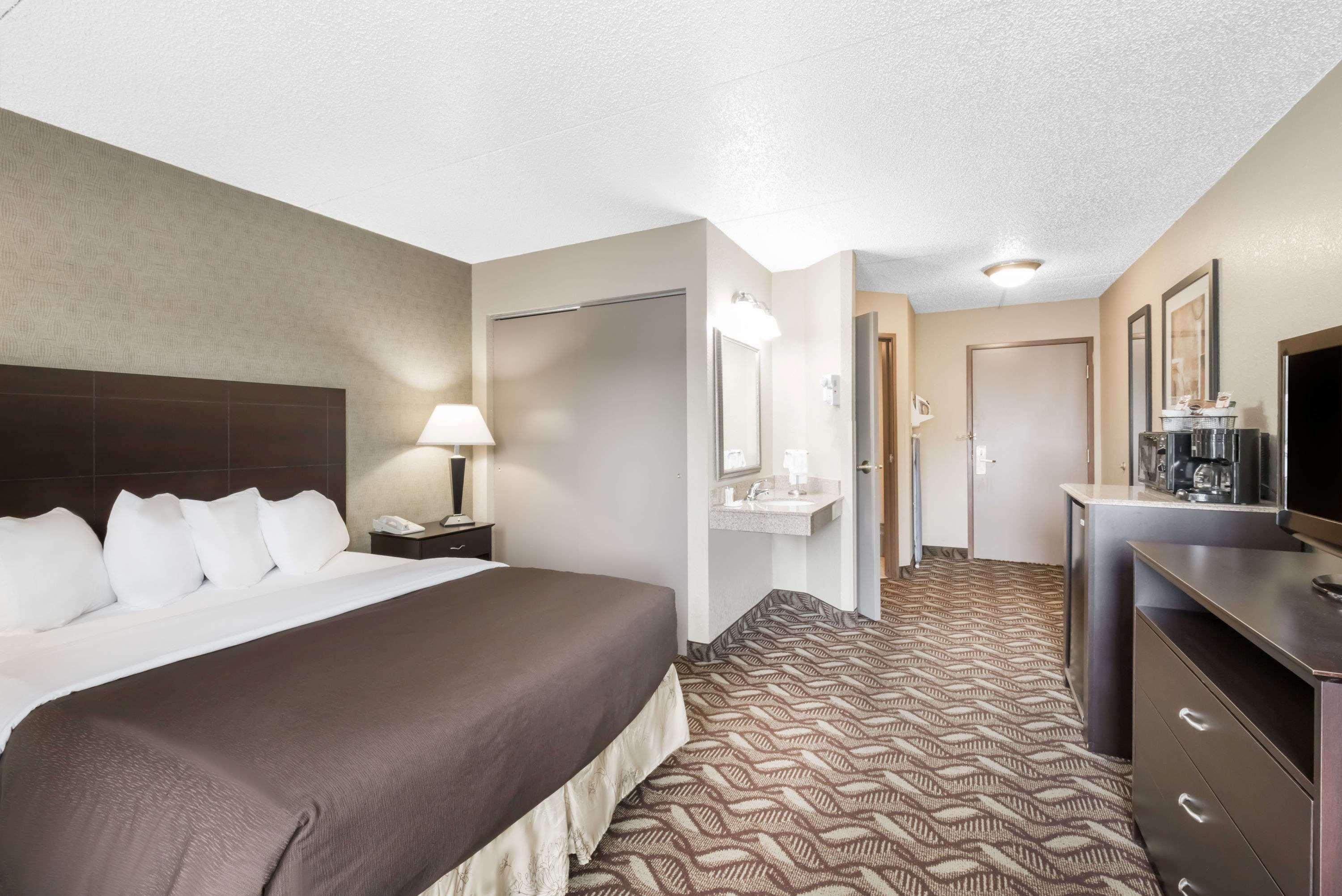 Days Inn By Wyndham Bismarck Exterior photo