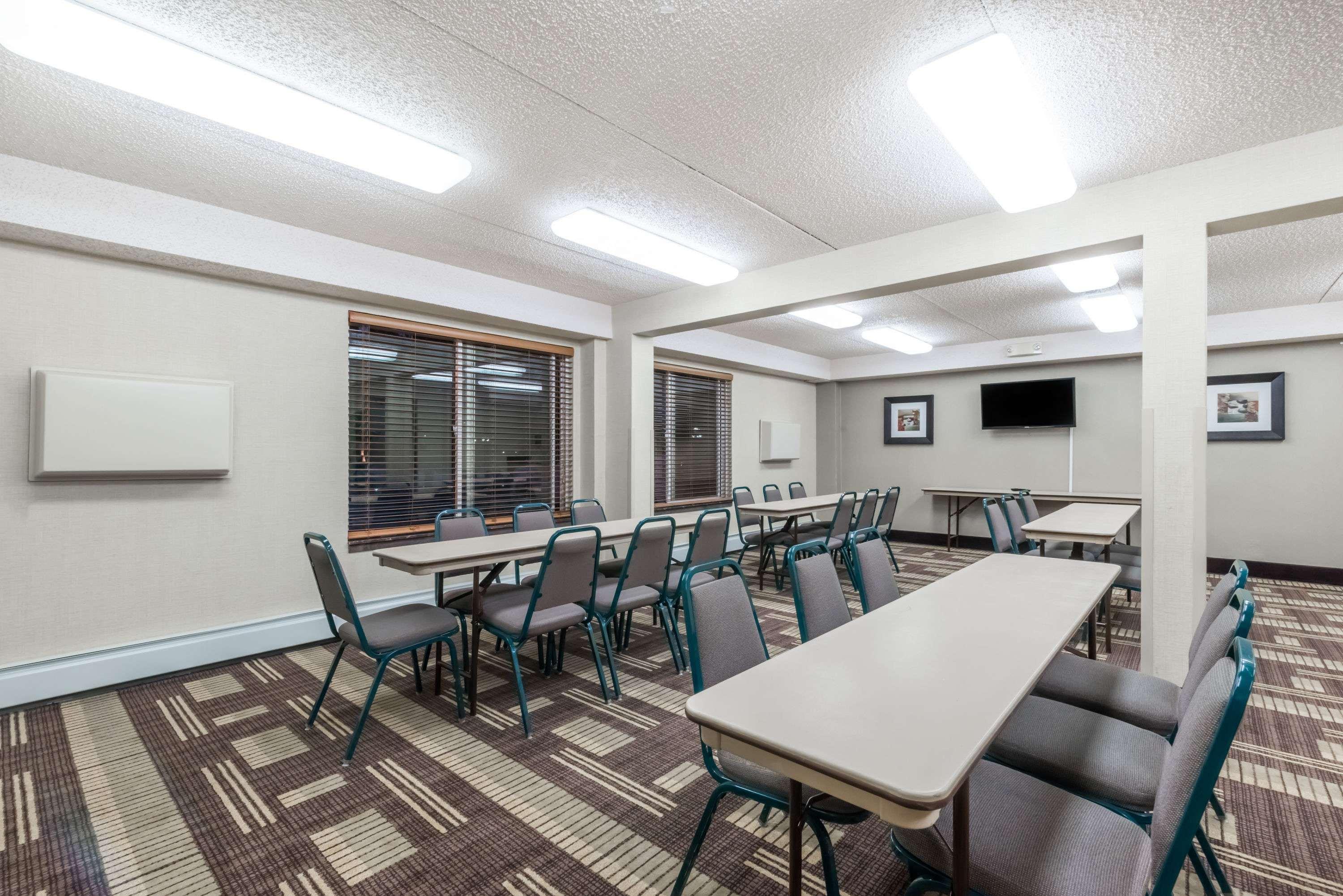 Days Inn By Wyndham Bismarck Exterior photo