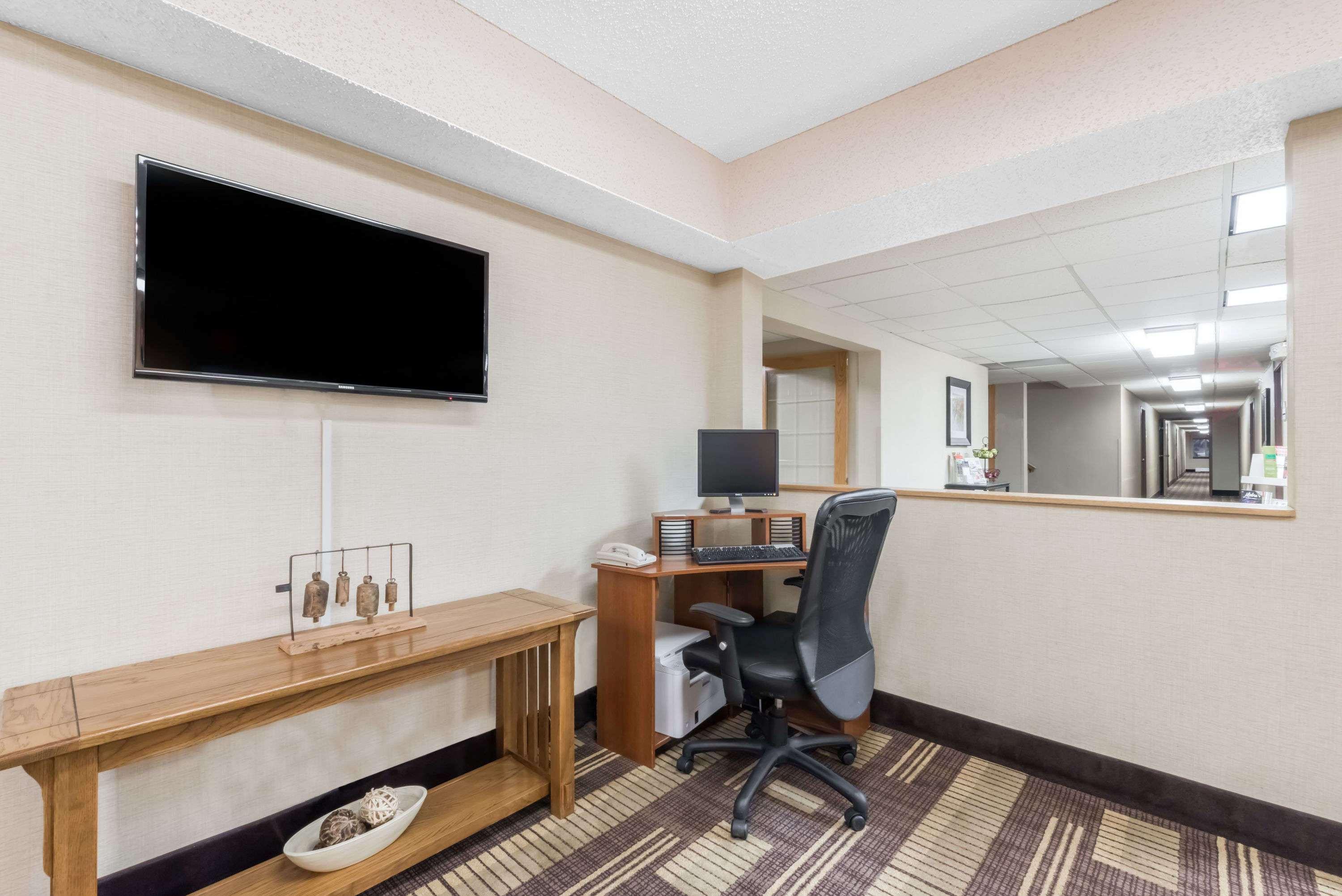 Days Inn By Wyndham Bismarck Exterior photo