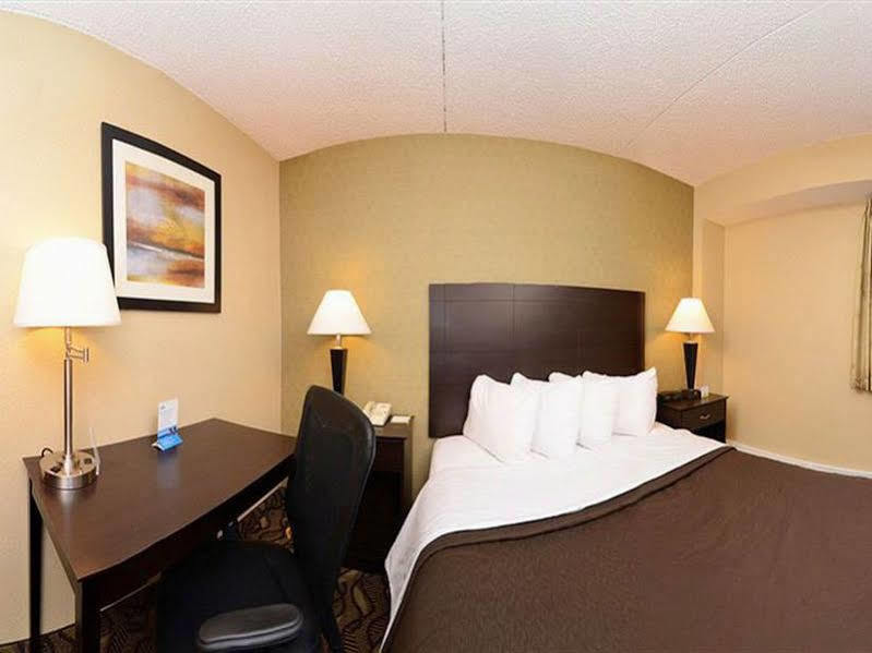 Days Inn By Wyndham Bismarck Exterior photo