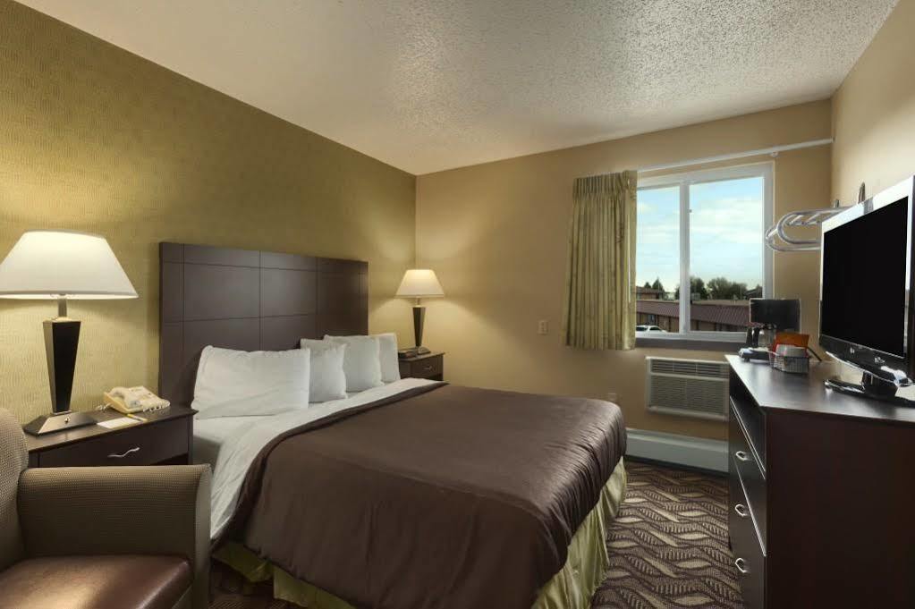 Days Inn By Wyndham Bismarck Exterior photo